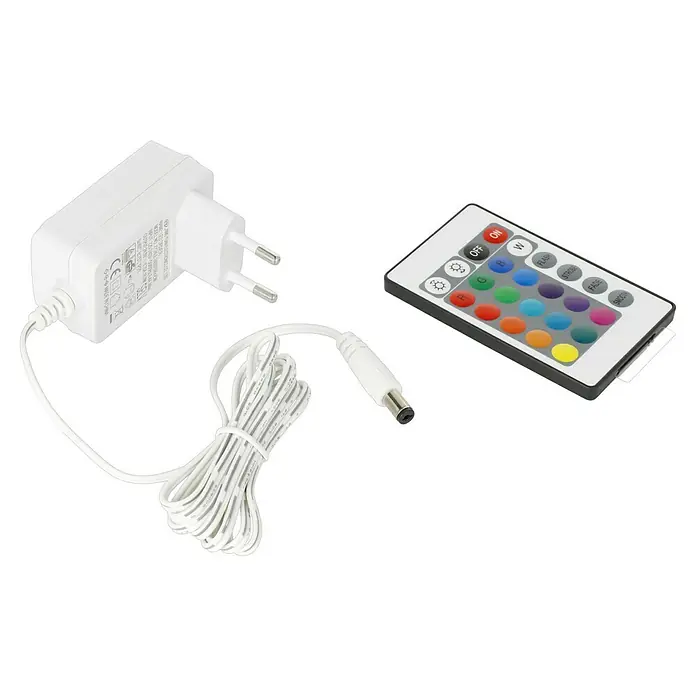 Tween Light LED-Band - Länge: 5 m, Lichtfarbe: RGB, 24 W - Das Bild zeigt ein LED-Licht-Set mit Netzteil, Kabel und Fernbedienung. Die Fernbedienung hat Tasten für verschiedene Farben und Modi.