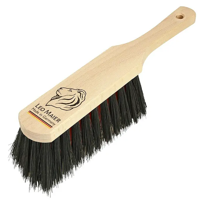 Handfeger - Material Borsten: Elaston, Material Griff: Holz - Holzbürste der Marke Leo Maier, hergestellt in Deutschland, mit robusten Borsten für eine effektive Reinigung.