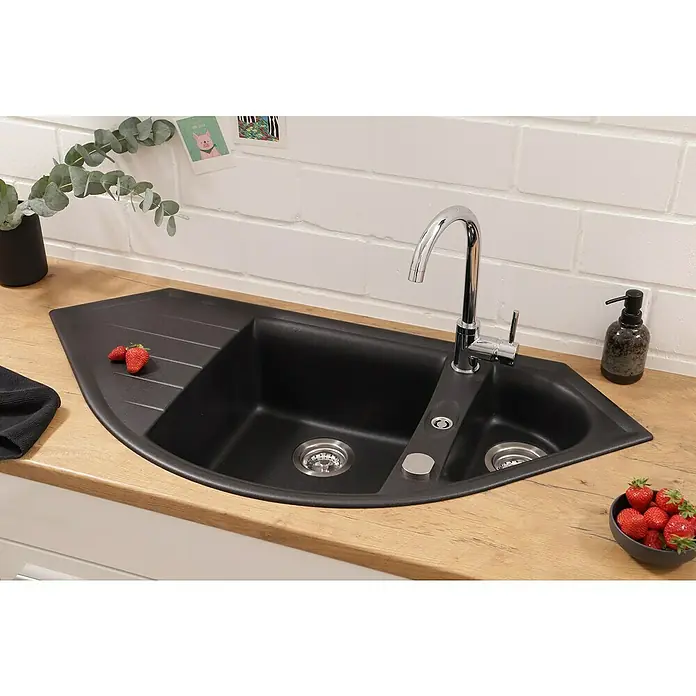Respekta Einbauspüle Arlington - 110,5 x 52 cm, Schwarz - Schwarze Eckspüle mit Abtropffläche, stilvoller Wasserhahn und Seifenspender. Erdbeeren zur Dekoration auf der Spüle und der Arbeitsplatte.