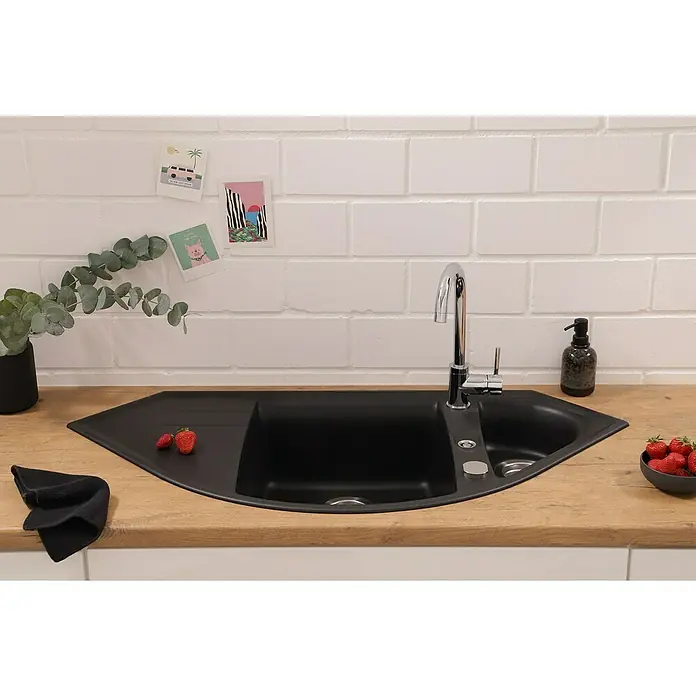 Respekta Einbauspüle Arlington - 110,5 x 52 cm, Schwarz - Spültisch aus schwarzem Material mit Edelstahlarmatur, Arbeitsplatte aus Holz, Dekoration mit Erdbeeren und Eukalyptus.