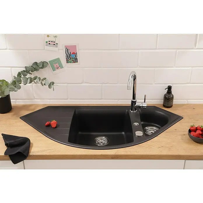 Respekta Einbauspüle Arlington - 110,5 x 52 cm, Schwarz - Küchenspüle aus schwarzem Granit mit Abtropffläche und modernem Wasserhahn, eingebaut in eine helle Holzarbeitsplatte.