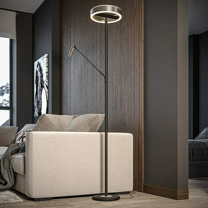 Tween Light LED-Stehleuchte Orlando - Höhe: 180 cm, Sandschwarz, Chrom, Warmweiß - Ein moderner Innenraum mit einer stilvollen Stehlampe, die ein warmes Licht ausstrahlt und die moderne Einrichtung des Raumes ergänzt.