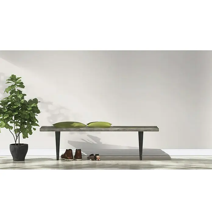 Rasch Vliestapete Deco Style - Weiß, Uni, 10,05 x 0,53 m, Feine Struktur - Ein eleganter grauer Sitzbank mit Kissen und Schuhen, neben einer Zimmerpflanze, ideal für den Flur.