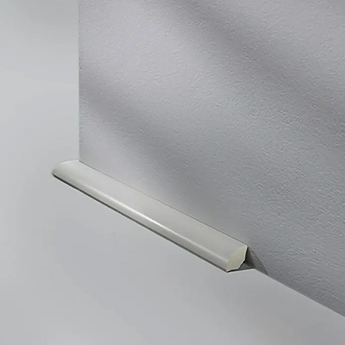 LOGOCLIC Viertelstab Hellgrau - 250 cm x 14 mm x 14 mm - Nahaufnahme einer weißen Fußleiste an einer Wand, die die Details und die saubere Ästhetik des Produkts hervorhebt.