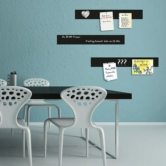Magnetische Tafelfolie - Schwarz, 50 x 7 cm, Inkl. 3 Magnete und 3 Stück Kreide - Schwarze Magnettafel mit Notizen an einer blauen Wand über einem Esstisch. Praktische Organisation mit Stil.