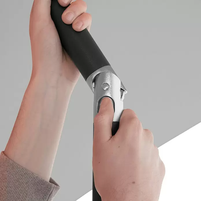 Doppler Marktschirm myZone Push Up - Hellgrau, Durchmesser Bespannung: 300 cm - Hände drücken einen silbernen Einstellknopf an einem schwarzen, verstellbaren Stock mit Metallgelenk.