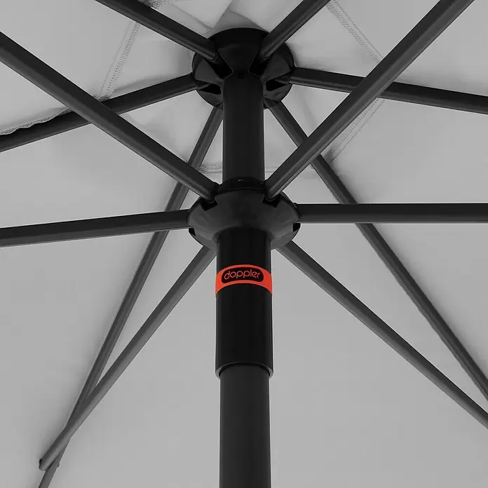 Doppler Marktschirm myZone Push Up - Hellgrau, Durchmesser Bespannung: 300 cm - Unteransicht eines geöffneten Regenschirms mit schwarzem Gestell, hellgrauem Schirmstoff und orangefarbenem 'doppler'-Logo am Mittelstock.