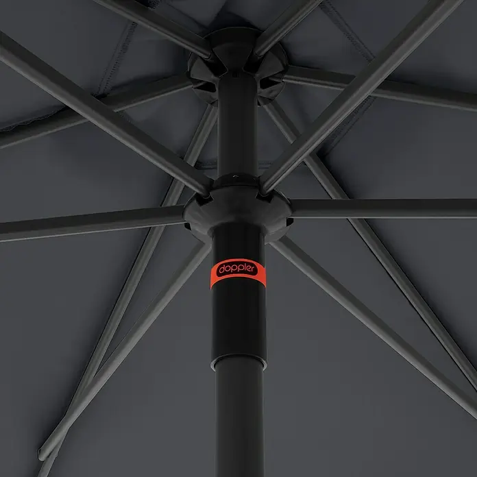 Doppler Marktschirm rund myZone Push Up - Anthrazit, Durchmesser Bespannung: 300 cm - Nahaufnahme eines Doppler-Sonnenschirms, der robuste Bauweise und das elegante Design des Schirms betont.