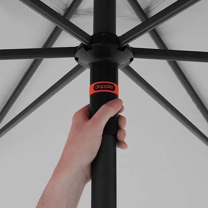Doppler Marktschirm myZone Push Up - Hellgrau, Durchmesser Bespannung: 300 cm - Hand hält schwarzen Regenschirmstiel mit orangefarbenem "doppler" Logo und sichtbaren Innenrippen.