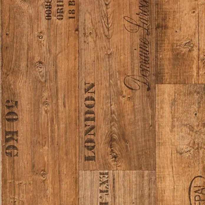 CV-Boden Meterware Memphis - 300 cm, Vino, Braun - Detailaufnahme eines Holzbodens mit Aufdrucken wie "London" und "Domaine Laroche", die dem Boden ein Vintage-Flair verleihen.