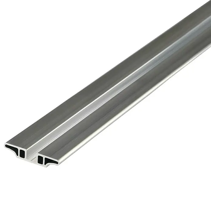 Kovalex Alu-Unterkonstruktion - 250 x 6,2 x 1,2 cm, Aluminium - Nahaufnahme eines silbernen Aluminiumprofils, das durch seine präzise Verarbeitung und sein modernes Design besticht.