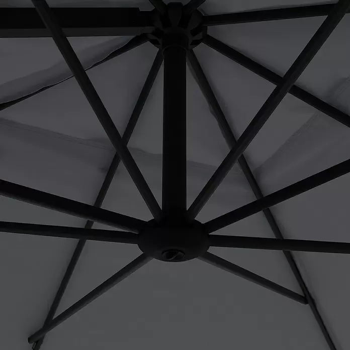 Doppler Ampelschirm myZone AX - Anthrazit, Bespannungsmaß (L x B): 210 x 210 cm - Ansicht von unten auf die dunkelgraue Schirmkonstruktion mit schwarzen Metallstreben und Mittelstange.