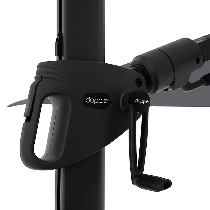 Doppler Ampelschirm myZone AX - Anthrazit, Bespannungsmaß (L x B): 210 x 210 cm - Detailaufnahme eines schwarzen Kurbelmechanismus für einen Sonnenschirm, mit 'doppler' Logo.