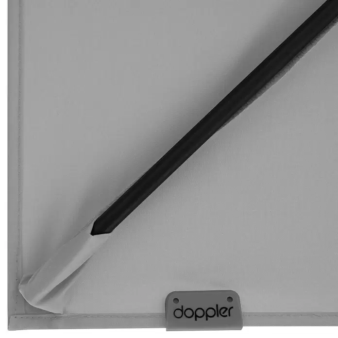 Doppler Ampelschirm myZone AX - Hellgrau, Bespannungsmaß (L x B): 210 x 210 cm - Hellgraues Gewebe mit einer schwarzen diagonalen Stange und einem grauen 'Doppler'-Markenetikett.