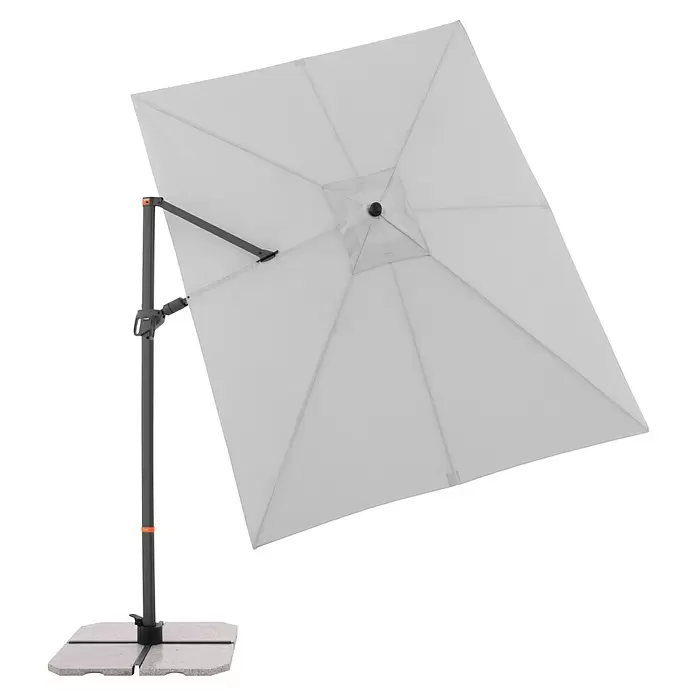 Doppler Ampelschirm myZone AX - Hellgrau, Bespannungsmaß (L x B): 320 x 240 cm - Weißer quadratischer Ampelschirm mit dunkelgrauem Mast, orangefarbenen Akzenten und vierteiligem Steinunterbau.