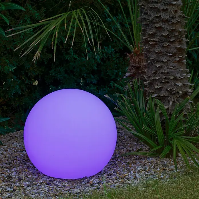 New Garden Design-Außenleuchte Buly 30 - Durchmesser: 30 cm, E27, IP65 - Stimmungsvolle lila leuchtende Kugel-Gartenleuchte zwischen Pflanzen und Kies für eine angenehme Atmosphäre im Freien.