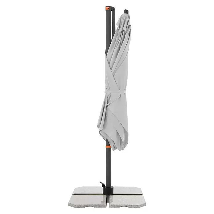 Doppler Ampelschirm myZone AX - Hellgrau, Bespannungsmaß (L x B): 320 x 240 cm - Zusammengeklappter Sonnenschirm mit hellgrauem Stoff und dunkelgrauem Mast, auf Granit-Optik-Sockel. Mit orangen Akzenten.