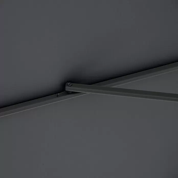 Doppler Ampelschirm myZone AX - Anthrazit, Bespannungsmaß (L x B): 210 x 210 cm - Nahaufnahme des dunkelgrauen Sonnenschirmdachs und verbindender Metallstreben.
