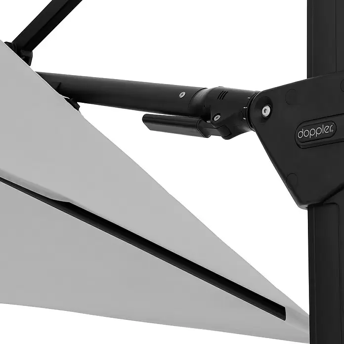 Doppler Active Ampelschirm Side City - Hellgrau, Bespannungsmaß (L x B): 240 x 135 cm - Nahaufnahme einer weißen Schirmbespannung und schwarzem Gestell mit „doppler“-Logo und Verstellhebel.