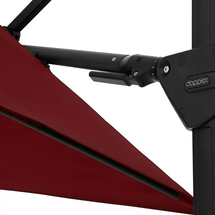 Doppler Active Ampelschirm Side City - Rot, Bespannungsmaß (L x B): 240 x 135 cm - Nahaufnahme eines roten Sonnenschirmdaches, verbunden mit schwarzem Metallrahmen mit Griff und 'doppler'-Logo.
