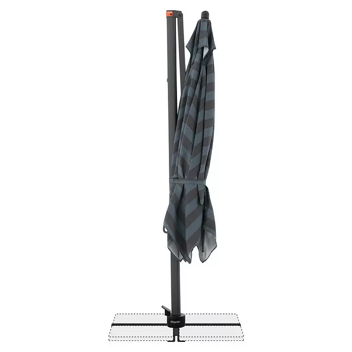 Doppler Ampelschirm myZone AX - Blockstreifen Anthrazit, Bespannungsmaß (L x B): 280 x 280 cm - Geschlossener Ampelschirm mit grau gestreiftem Bezug, dunkelgrauem Mast und weißem Fuß.