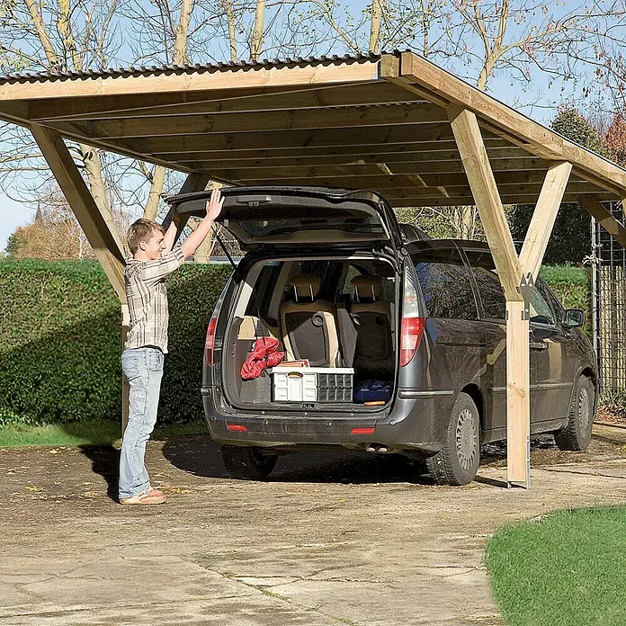 Weka Carport - Außenmaß inkl. Dachüberstand (B x T): 3,06 x 6,06 m, Einzelcarport - Ein hölzerner Carport bietet Schutz für ein dunkles Auto, während eine Person den Kofferraum öffnet.