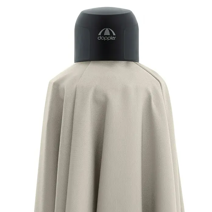 Doppler Ampelschirm myZone AX - Natur, Bespannungsmaß (L x B): 210 x 210 cm - Nahaufnahme eines beigen Doppler-Regenschirms, der durch sein kompaktes Design und die hochwertige Verarbeitung überzeugt.