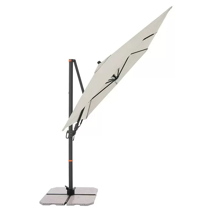 Doppler Ampelschirm myZone AX - Natur, Bespannungsmaß (L x B): 320 x 240 cm - Helles, rechteckiges Ampelschirm mit dunkelgrauem Mast und Granitfuß, schräg gestellt für Schatten.