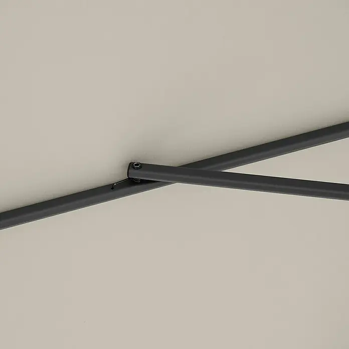 Doppler Ampelschirm myZone AX - Natur, Bespannungsmaß (L x B): 210 x 210 cm - Nahaufnahme der Stützstangen eines beigen Sonnenschirms, die sich kreuzen und Halt bieten.