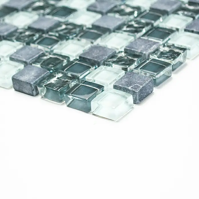 Mosaikfliese Quadrat Crystal Mix XCM M810 - 30,5 x 32,2 cm, Grau/Grün, Glänzend - Nahaufnahme einer Mosaikfliese in Grau- und Weißtönen mit einer glänzenden Oberfläche. Ideal für stilvolle Wand- und Bodendesigns.