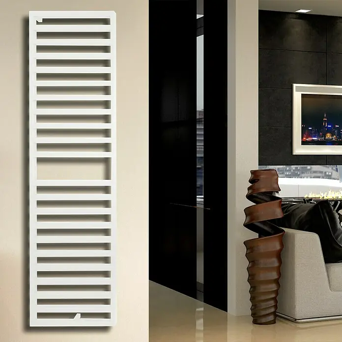 Szagato Designheizkörper Square 3 - B x H: 600 x 1.790 mm, Wärmeleistung bei Vorlauftemperatur von 75 °C (D: 50): 1.002 W, Weiß - Ein schlanker, weißer Heizkörper mit horizontalen Lamellen hängt an einer Wand und sorgt für Wärme und modernes Design im Raum.
