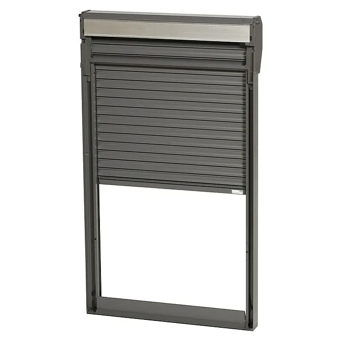 Dachfenster-Rollladen SHR 4200E - 78 x 98 cm - Hier ist ein Rollladen in geschlossenem Zustand. Er ist grau und hat horizontale Lamellen, die eng aneinander liegen.