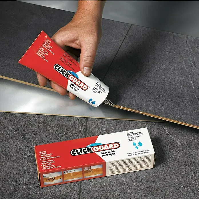 LOGOCLIC Fugenversiegelung Clickguard - 110 g - Das Bild zeigt die Anwendung von CLICK GUARD, einem Dichtmittel für Laminatfugen, zusammen mit der Produktverpackung.