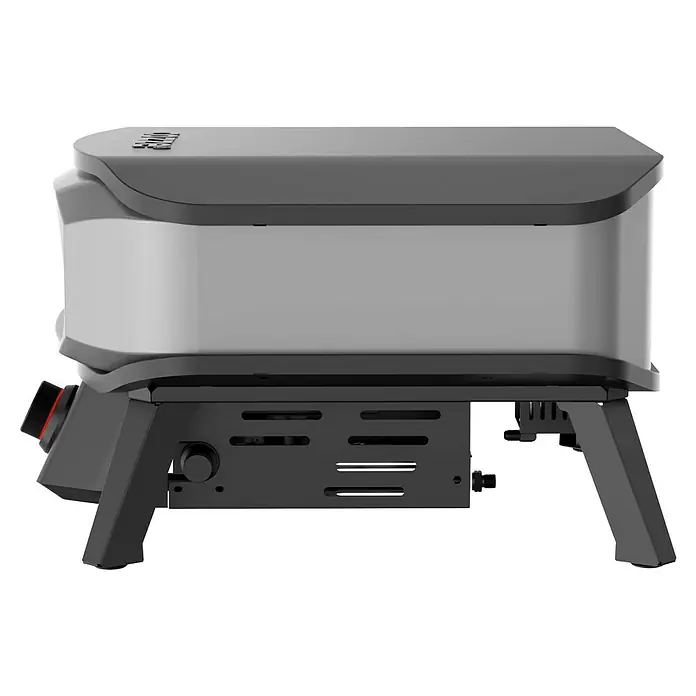Cozze Pizzaofen Premium 13" - Grillfläche (B x T): 34 x 34 cm, 6 kW - Eine seitliche Ansicht des tragbaren Ninja Woodfire Grills in Grau und Schwarz. Das Gerät steht auf einem schwarzen Untergestell mit Füßen.
