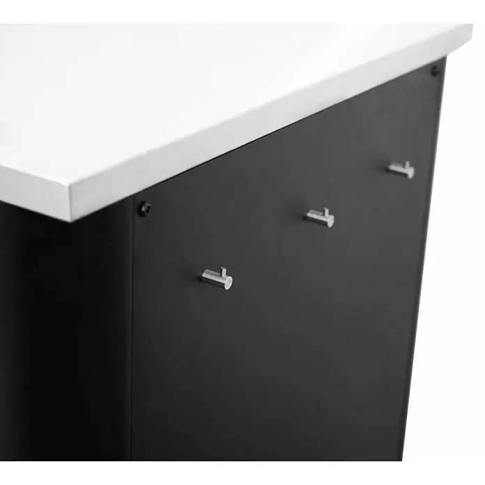 Cozze Outdoorküchen-Modul Spüle - Schwarz, B x T x H: 93,5 x 67 x 90 cm - Nahaufnahme einer modernen schwarzen Theke mit weißer Arbeitsplatte und silbernen Haken an der Seite. Stilvolles Möbelstück für den Einzelhandel.
