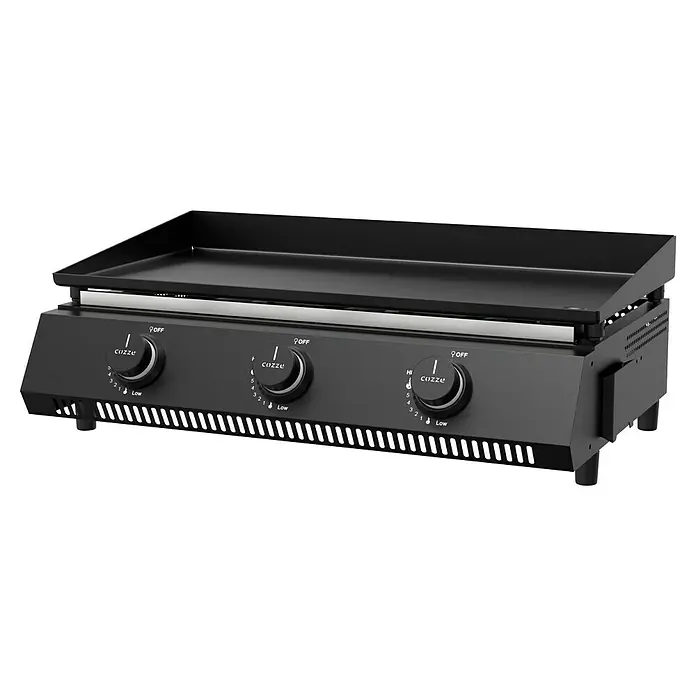 Cozze Plancha-Grill G 700 - Grillfläche (B x T): 66,5 x 35 cm, Anzahl Brenner: 3 Stk., Schwarz - Bild eines Cozze Gasgrills mit drei Brennern. Der Grill hat eine flache, schwarze Grillplatte und Bedienknöpfe zur Temperaturregelung.
