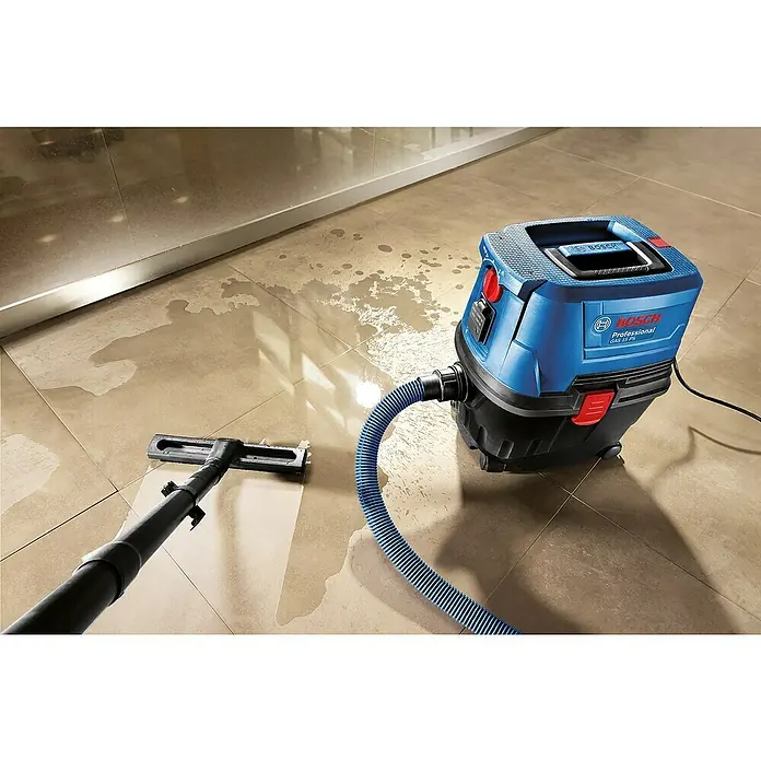 Bosch Professional Elektro-Nass- & Trockensauger GAS 15 PS - 1.100 W, Behältervolumen: 10 l - Nass-/Trockensauger Bosch Professional GAS 15 PS beim Aufsaugen von Wasser auf einem Fliesenboden.