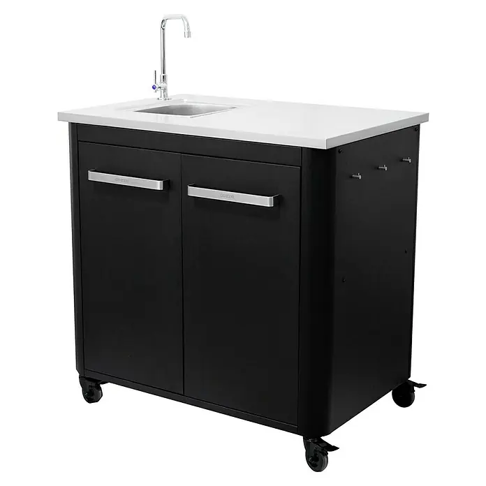 Cozze Outdoorküchen-Modul Spüle - Schwarz, B x T x H: 93,5 x 67 x 90 cm - Bild eines schwarzen Spülenunterschranks mit Rollen und einer weißen Arbeitsplatte.