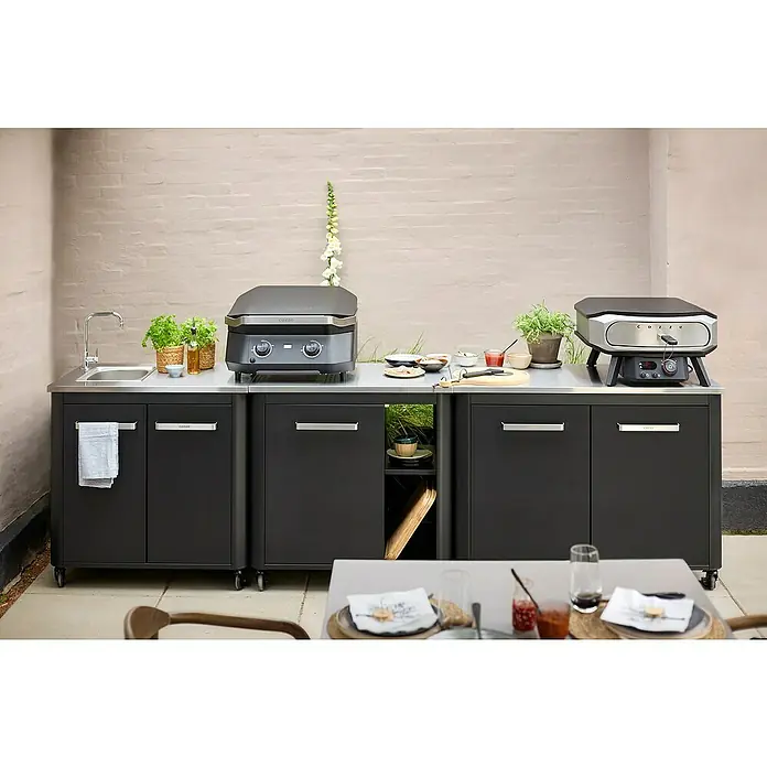 Cozze Outdoorküchen-Modul Spüle - Schwarz, B x T x H: 93,5 x 67 x 90 cm - Eine moderne Außenküche mit Cozze Grill und Spüle, ideal für stilvolles Kochen im Freien mit praktischem Stauraum.