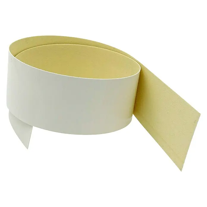 CUCINE Umleimer 9417 Snow White - L x H: 65 x 4,4 cm, 2 Stk. - Nahaufnahme von einer Rolle selbstklebendem Kantenband mit einer weißen Oberfläche und einer beigefarbenen Klebeseite.