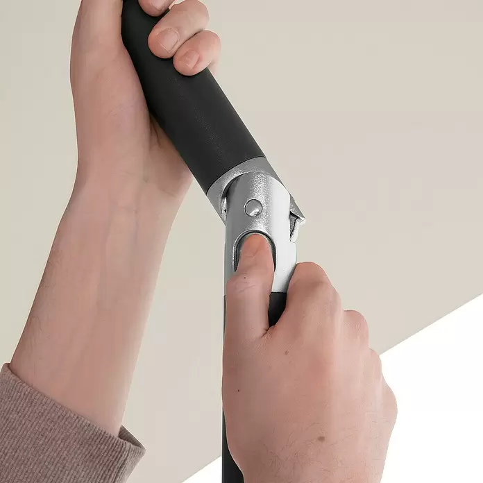 Doppler Marktschirm rund myZone Push Up - Natur, Durchmesser Bespannung: 300 cm - Hände drücken einen Knopf an einem schwarzen und silbernen verstellbaren Stangenmechanismus.