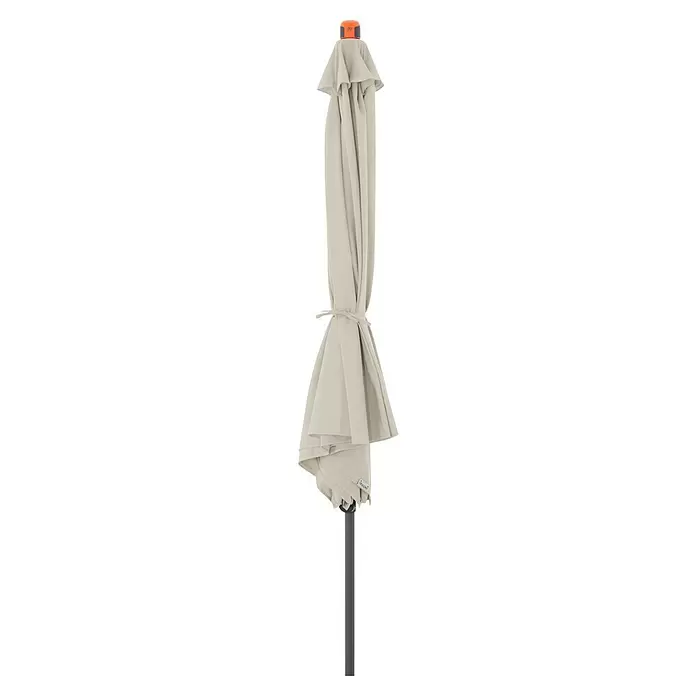 Doppler Marktschirm rund myZone Push Up - Natur, Durchmesser Bespannung: 300 cm - Geklappter, cremefarbener 'doppler' Schirm, zusammengebunden, mit grauem Stock und orangefarbenem Oberteil.