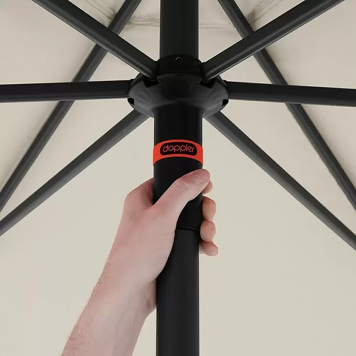 Doppler Marktschirm rund myZone Push Up - Natur, Durchmesser Bespannung: 300 cm - Hand greift schwarzen Regenschirmstock mit orangefarbenem Doppler-Logo, zeigt schwarze Streben und cremefarbenes Verdeck.