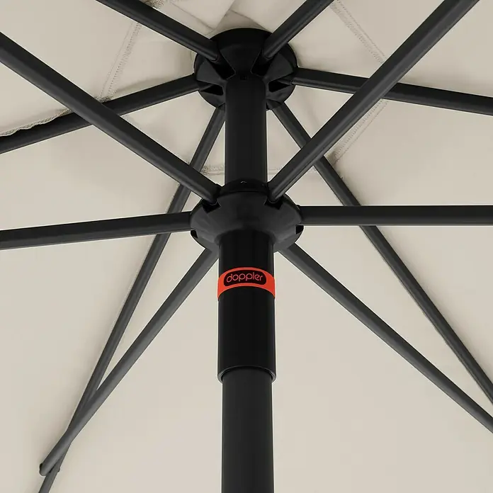 Doppler Marktschirm rund myZone Push Up - Natur, Durchmesser Bespannung: 300 cm - Detailansicht eines Doppler Sonnenschirms mit Fokus auf die Konstruktion und das Logo.