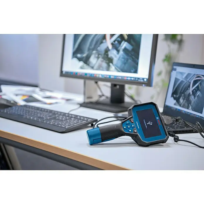 Bosch Professional Inspektionskamera GIC 12V-5-27 C - 12 V, Ohne Akku, Batteriebetrieben - Das Bosch Professional Inspektionskamera-Gerät mit Bildschirm wird auf einem Tisch zusammen mit Computern gezeigt.
