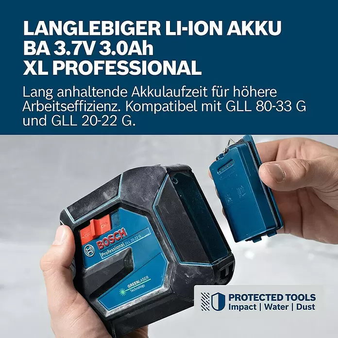 Bosch Professional Akku BA 3.7V 3.0Ah XL - 3,7 V, 3 Ah, Passend für: Linienlaser GLL 80-33 G/ GLL 20-22 G - Hand steckt einen blauen Li-Ion Akku in ein schwarz-blaues Bosch Professional GLL 20-22 G Laser-Nivelliergerät.