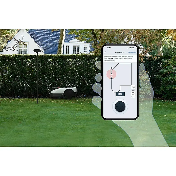Ecovacs Goat Mähroboter O800 RTK - 800 m², Schnittbreite: 22 cm, Satellitengestützte Navigation, RTK - Nahaufnahme eines Smartphones, das die Kartierungs-App eines Robotermähers über einem Garten mit einem Rasenmäher anzeigt.