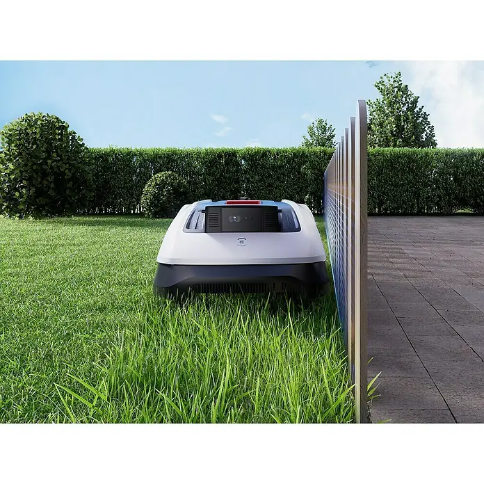 Ecovacs Mähroboter O800 RTK800 m², Schnittbreite: 22 cm, Satellitengestützte Navigation, RTK - Der Rasenmäher-Roboter mäht den Rasen im Garten. Der Rasen ist grün und gepflegt, der Roboter ist weiß und schwarz.