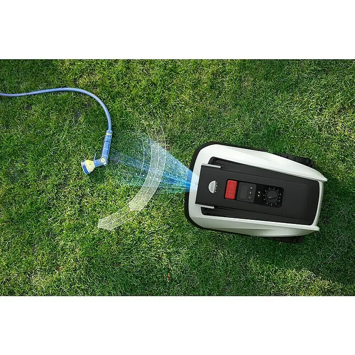 Ecovacs Goat Mähroboter O800 RTK - 800 m², Schnittbreite: 22 cm, Satellitengestützte Navigation, RTK - Ein Rasenmähroboter auf Gras neben einem Gartenschlauch, der eine virtuelle Barriere vermeidet.
