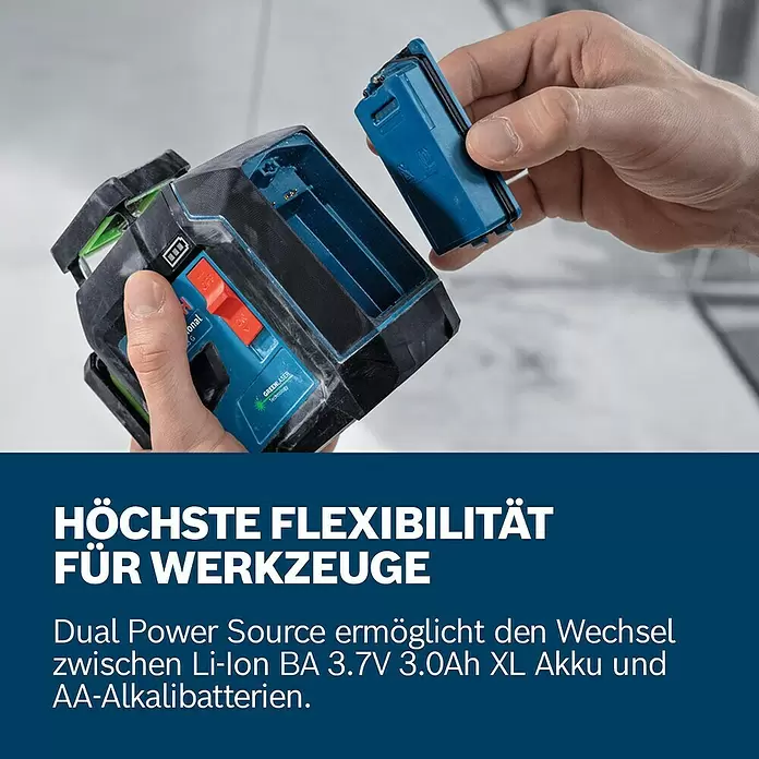 Bosch Professional Akku BA 3.7V 3.0Ah XL - 3,7 V, 3 Ah, Passend für: Linienlaser GLL 80-33 G/ GLL 20-22 G - Person setzt blauen Akku in blau-schwarzes Laser-Nivelliergerät ein, das mit Li-Ion oder AA-Batterien betrieben werden kann.